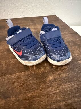 Nike Kids Navy & Coral Hook-and-Loop Athletic Sneakers